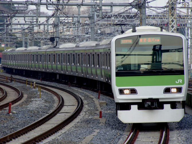 wedding-ceremony-on-tokyos-busiest-rail-1