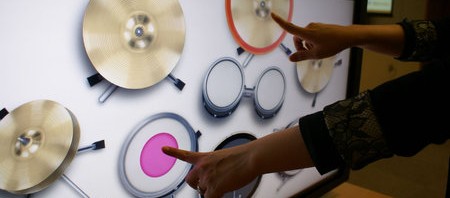 Optical Multitouch screen enables two persons to use it simultaneously